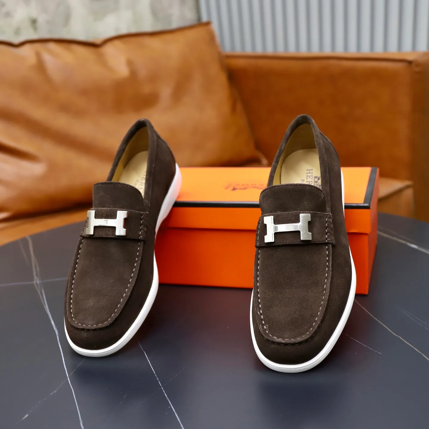 Ex-factory price: 540💰Hermès/Hermès slip-on men's shoes. This shoe is made of imported cow suede leather, with simple and smooth lines, and a 3CM rubber foam ultra-light sole combined with aerodynamic design! Youthful and fashionable, H button decoration, contrasting leather embellishment on the heel, calf lining to gently wrap your feet, with embossed logo cowhide feet, leather rock strips, casual and urban style, highlighting youthful vitality, sports and leisure version, super versatile Size number: 38-39-40-41-42-43-44 Standard leather shoe size (45 can be customized but does not support returns)